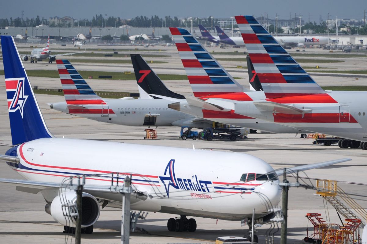 Trump demands $10,000 bonuses for air traffic controllers who worked during shutdown and pay cuts for those who didn’t amid flight chaos | Fortune 1 6e5ac994 AP25314657822969 e1762814776891