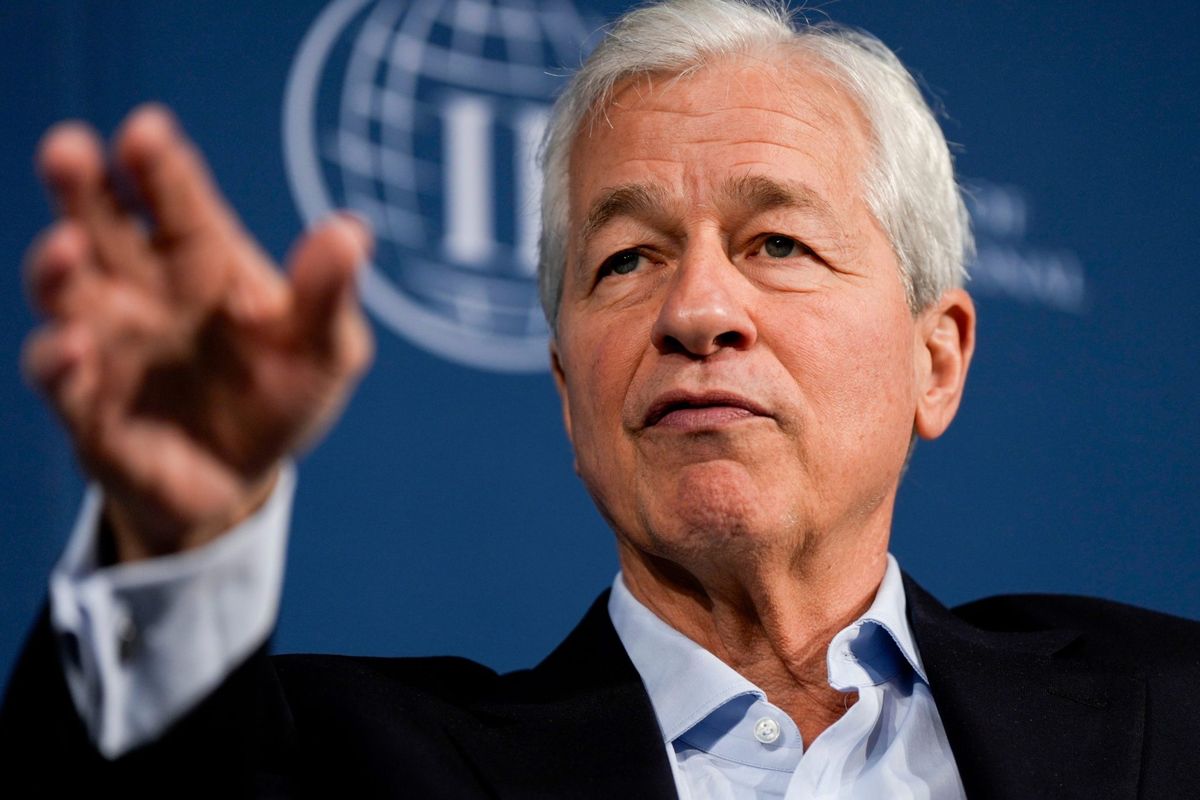 Jamie Dimon was speaking to Jeff Bezos about joining Amazon before JPMorgan 1 9610537d GettyImages 2179863302 e1738681262903