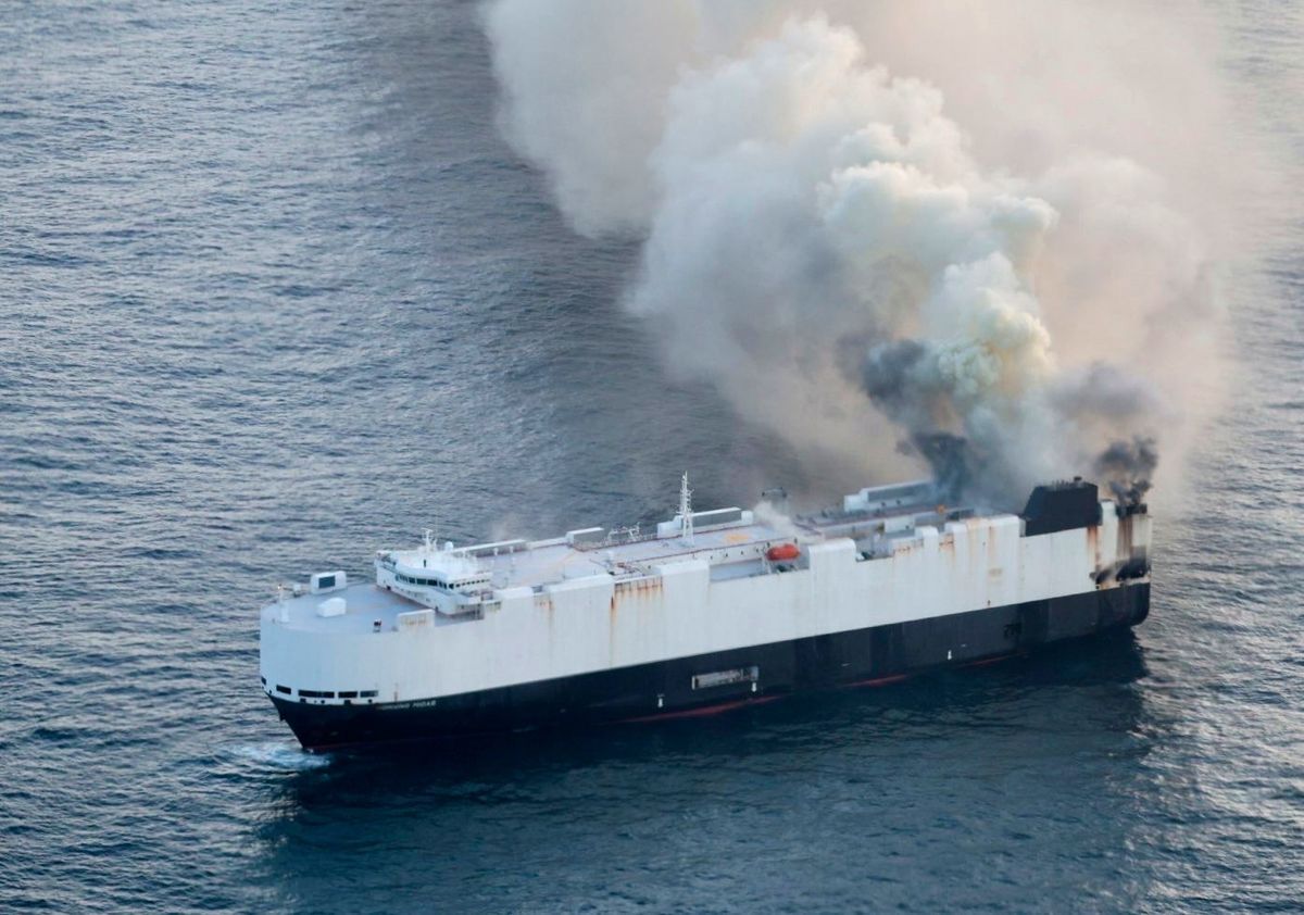 Ship in North Pacific carrying 3,000 cars catches fire 1 9c41616a AP25155727111100