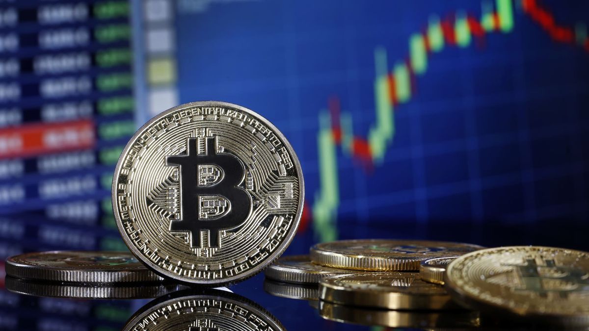 Bitcoin tops ,000 in a big comeback to end the week Bitcoin tops ,000 in a big comeback to end the week