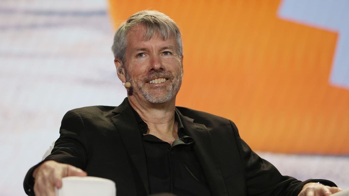 MicroStrategy stock pops 8% after company ups bitcoin holdings to .6 billion
