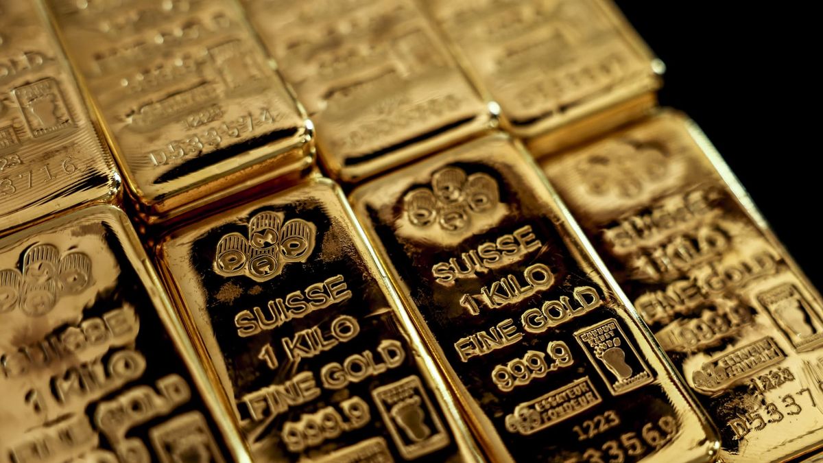 Gold jumps to record above ,460 an ounce on hopes Fed will soon cut rates