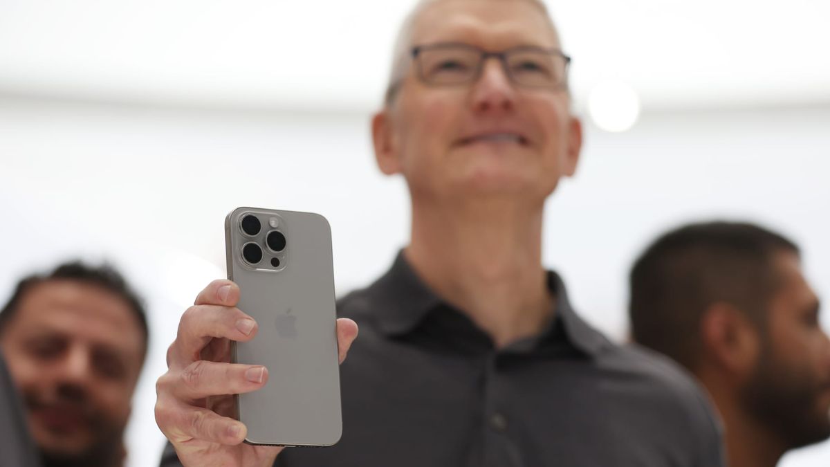 Apple CEO Tim Cook makes surprise visit to China as iPhone 15 gets off to a challenging start Apple CEO Tim Cook makes surprise visit to China as iPhone 15 gets off to a challenging start