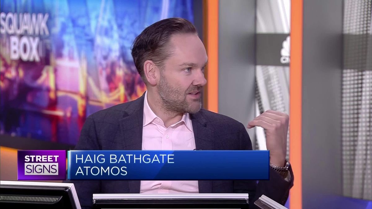 Fat Cat Thursday: UK CEO pay already exceeds average worker salary for the year 1 UK economy 'substantially less competitive' than the U.S., Atomos strategist says