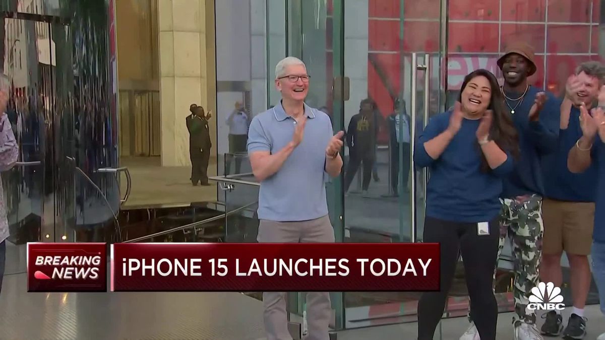 Apple CEO Tim Cook appears in New York to celebrate iPhone 15 release 1 iPhone 15 goes on sale: Apple CEO Tim Cook opens Fifth Avenue Apple store