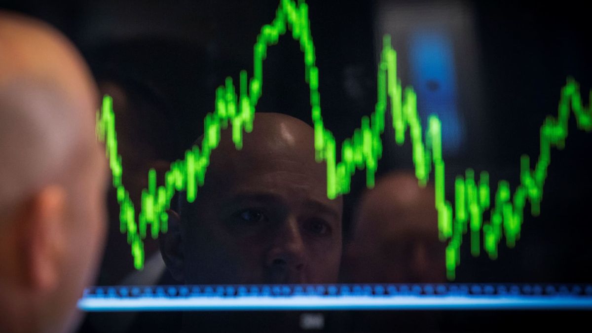 In risky market, Wall Street wants to privatize more of your stock and bond money
