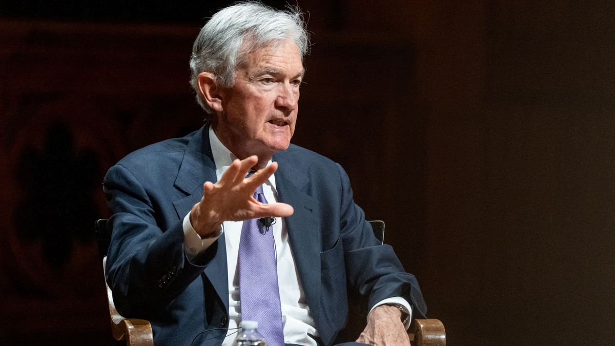 Powell sees inflation outlook in check, no need to hike rates because of oil shock