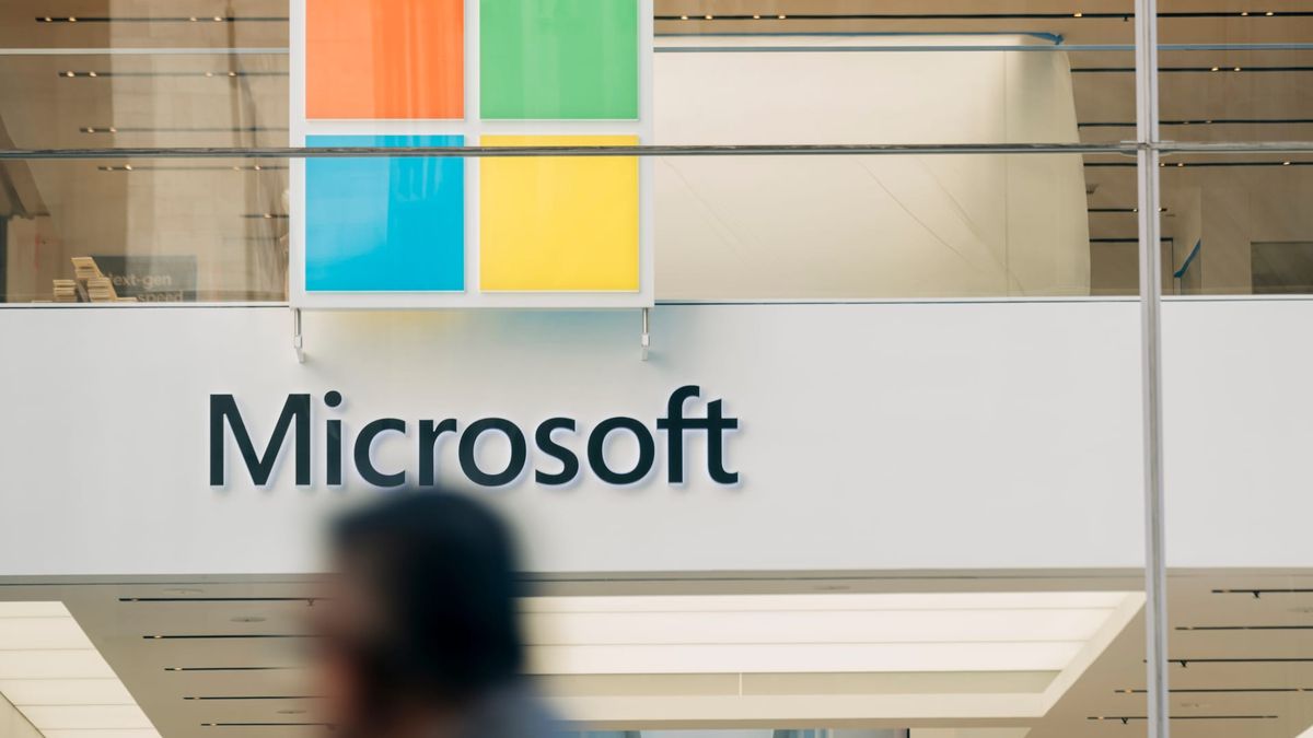 Global Microsoft outage leaves tens of thousands unable to access email and other apps