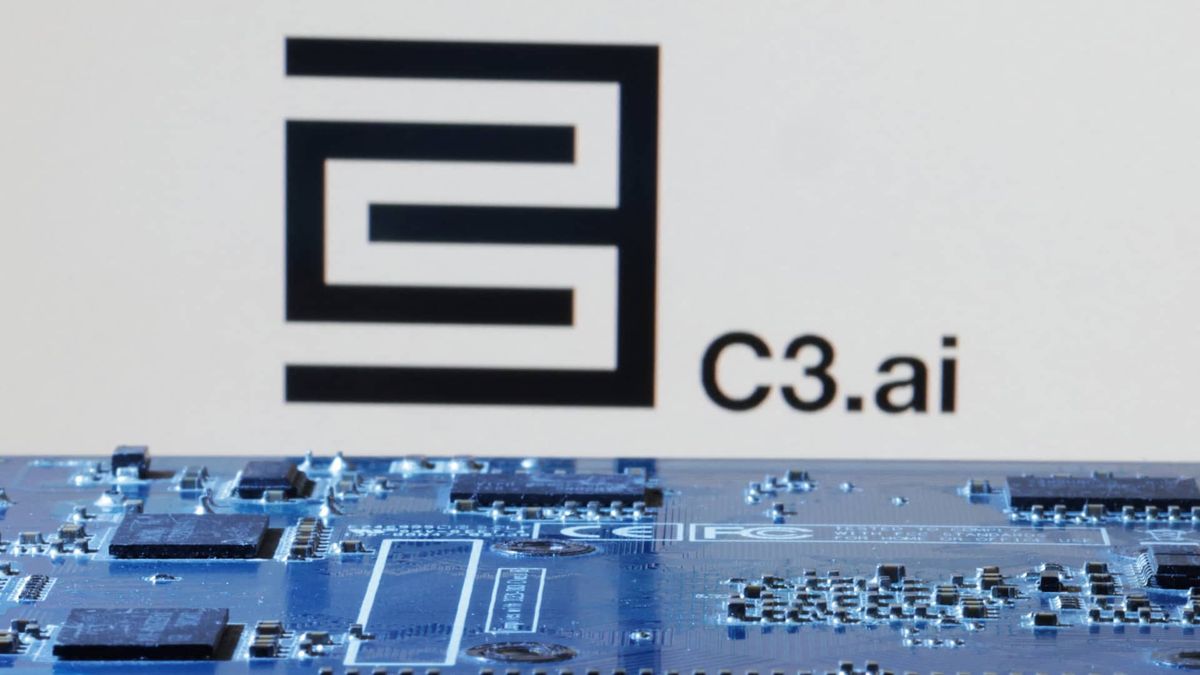 C3 AI stock falls 26% as CEO Siebel calls preliminary sales numbers ‘completely unacceptable’