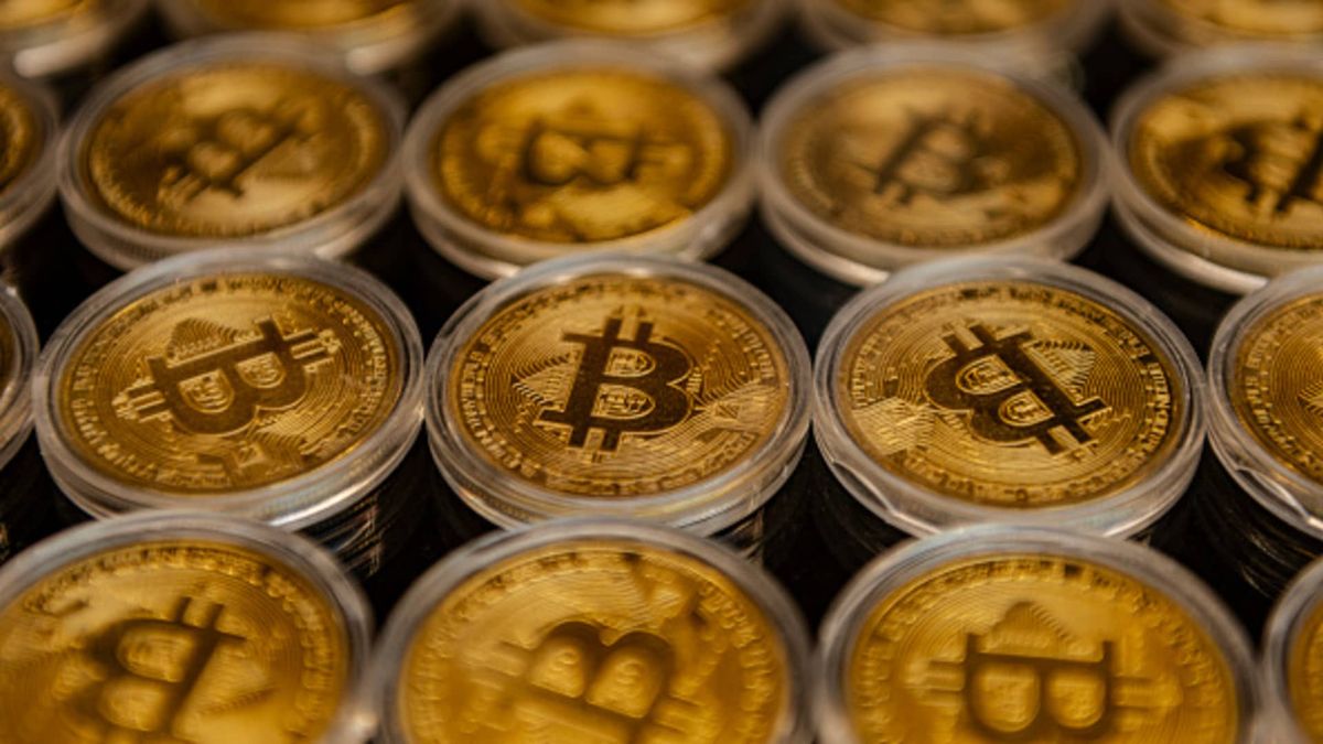 Bitcoin shows its volatility once again, tumbling back to ,000 in overnight decline