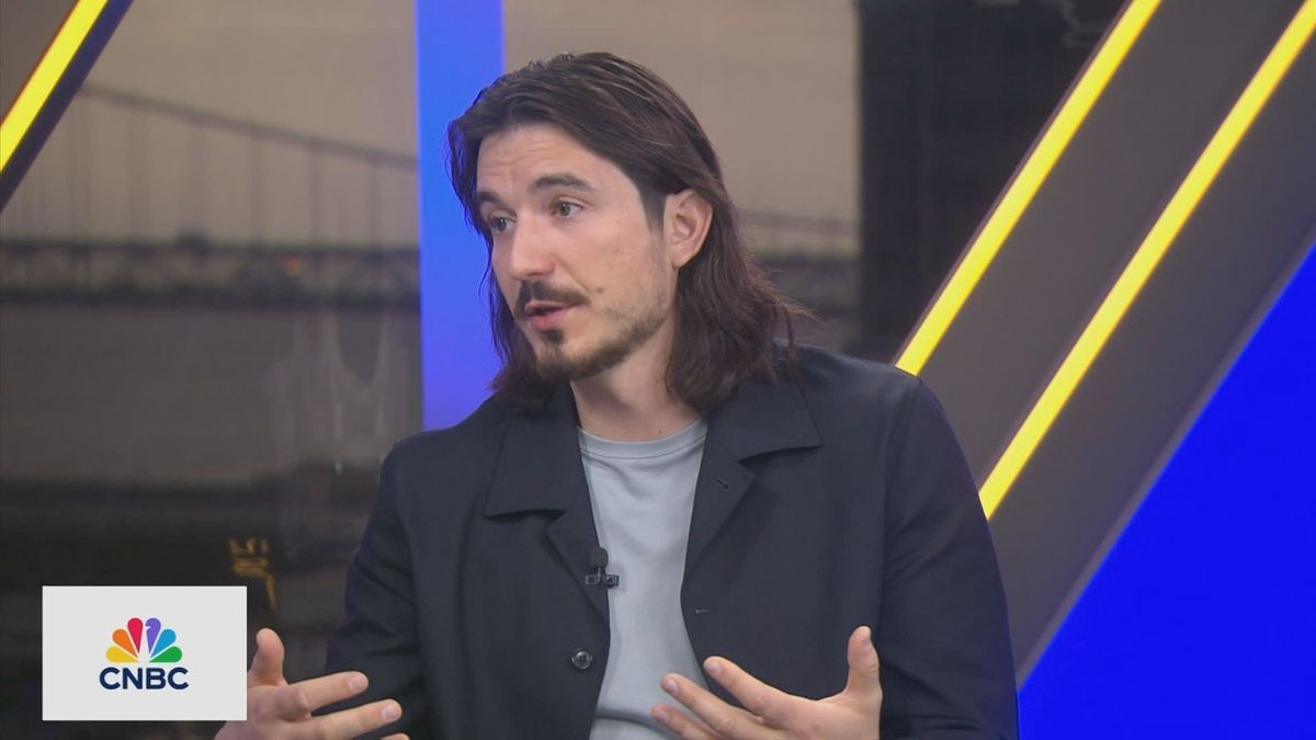 Robinhood CEO sees Amazon-like subscription model as path to 'loyalty' in financial services 2 Robinhood CEO Vlad Tenev on platform's new fleet of financial services