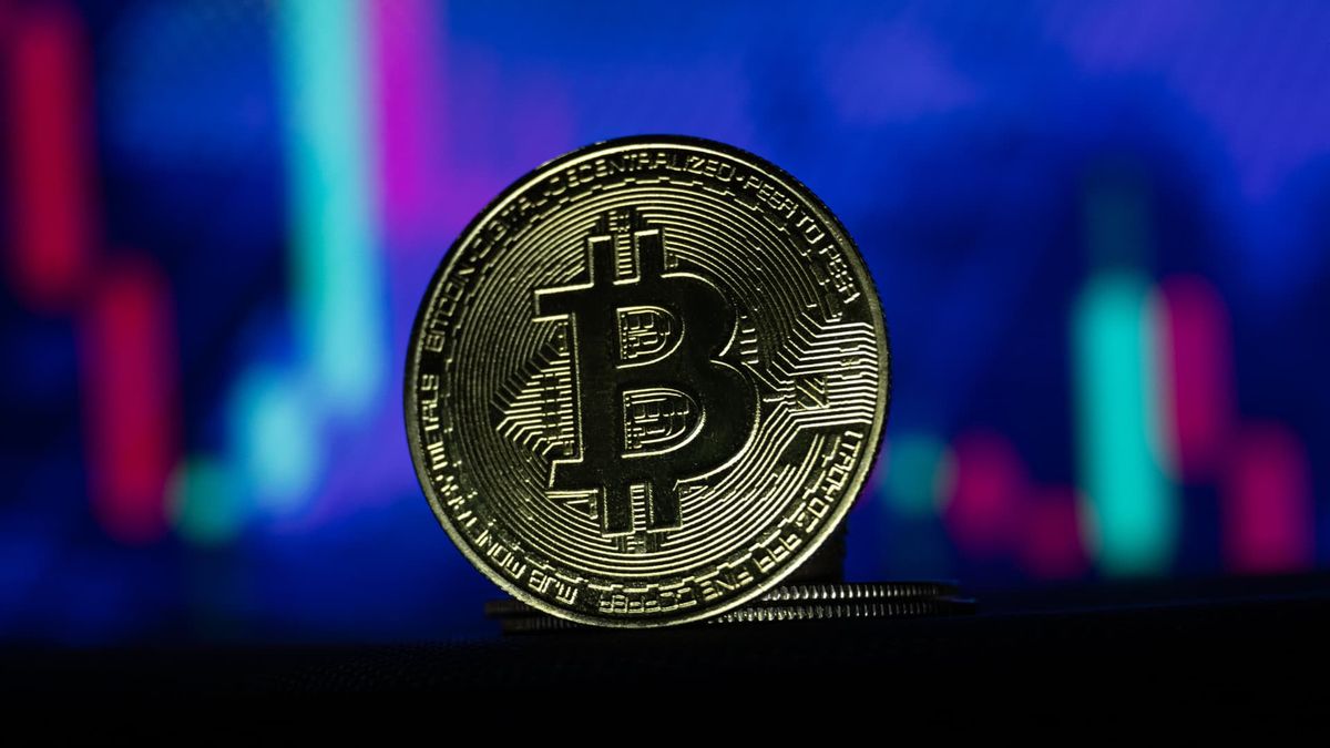 Bitcoin losses accelerate following ETF launch, ether posts a 15% gain on week Bitcoin losses accelerate following ETF launch, ether posts a 15% gain on week