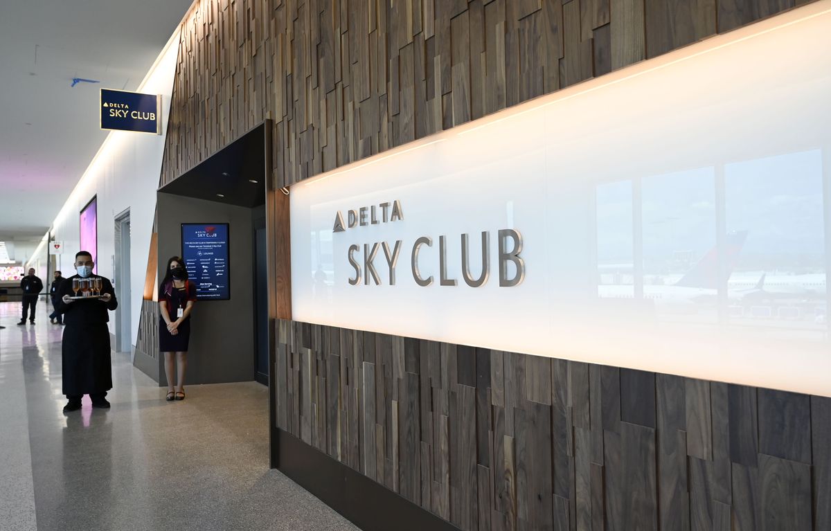 American Airlines is arriving late to the luxury travel boom. Can it catch up? 2 The rise of airport lounges