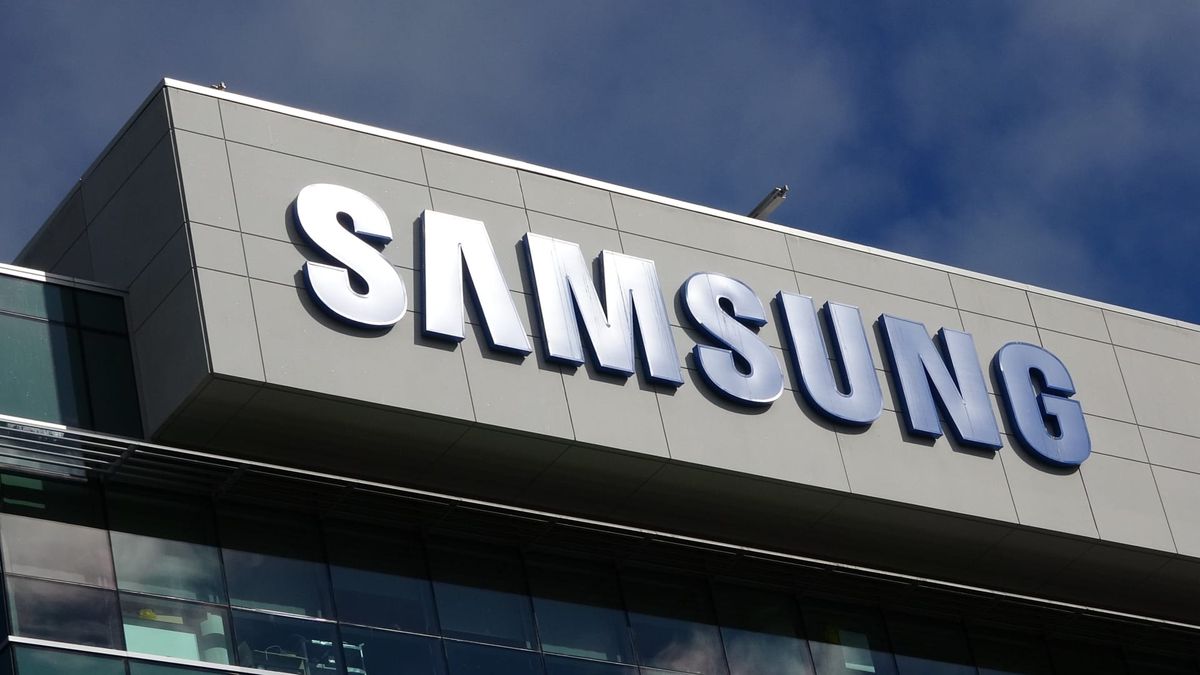 SK Hynix shares hit 25-year high, Samsung also surges as chipmakers partner with OpenAI SK Hynix shares hit 25-year high, Samsung also surges as chipmakers partner with OpenAI