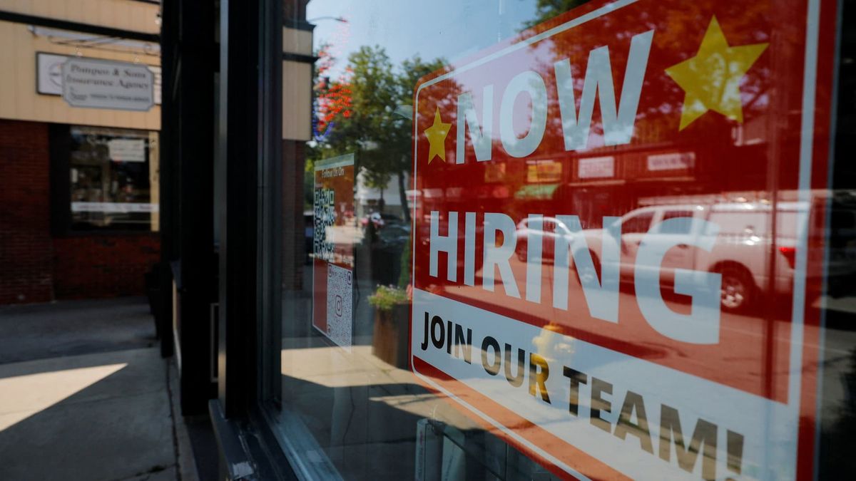 Wage growth is doing something odd in 2025 — the last time it happened was around the Great Recession