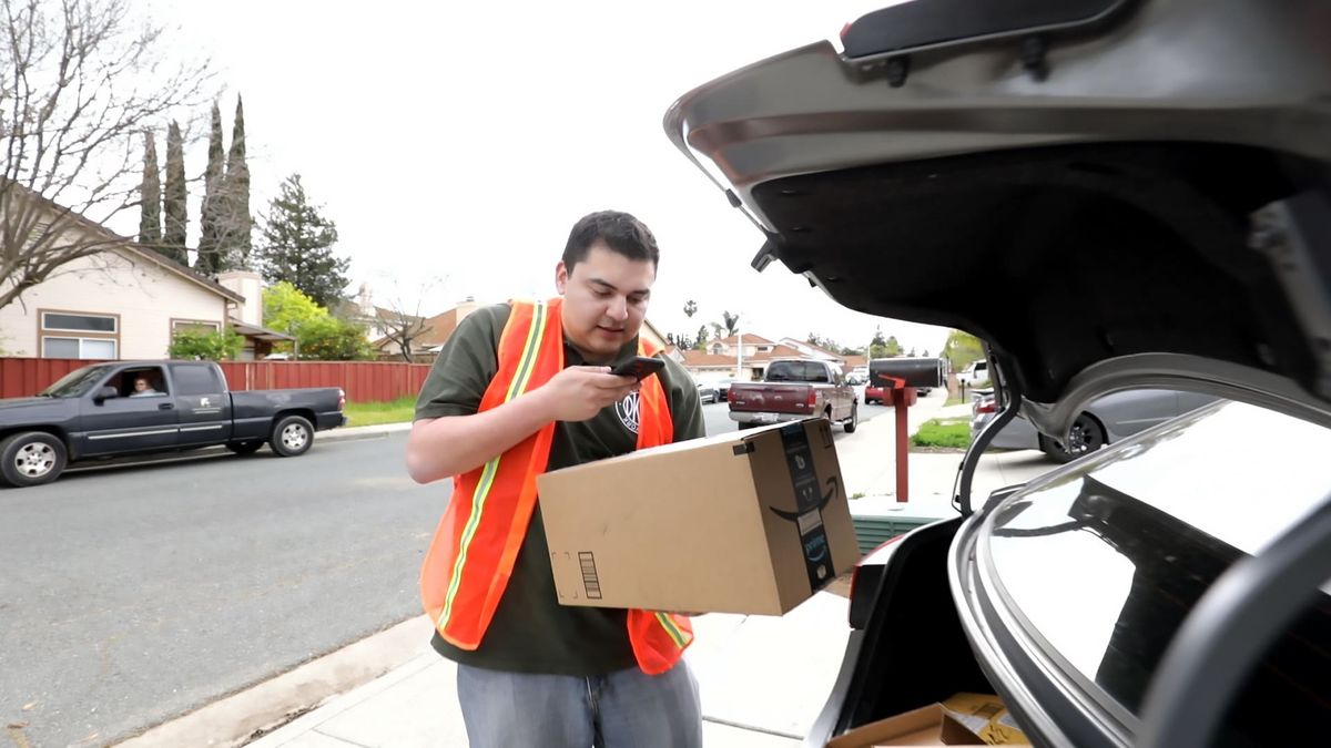 Amazon to shut down speedy brick-and-mortar delivery service 1 As Prime One Day shipping expands, here's what it's like to be an Amazon Flex delivery driver