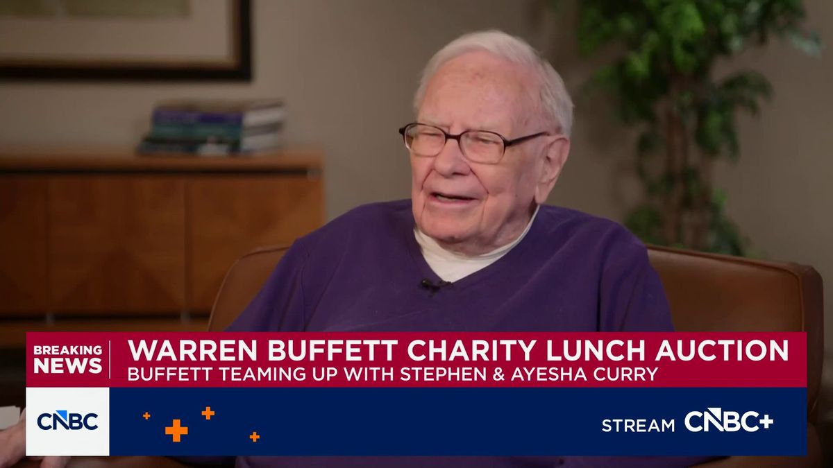 Warren Buffett teams up with NBA superstar Stephen Curry for charity lunch, reviving iconic auction 1 Warren Buffett teams up with NBA superstar Stephen Curry for charity lunch, reviving iconic auction