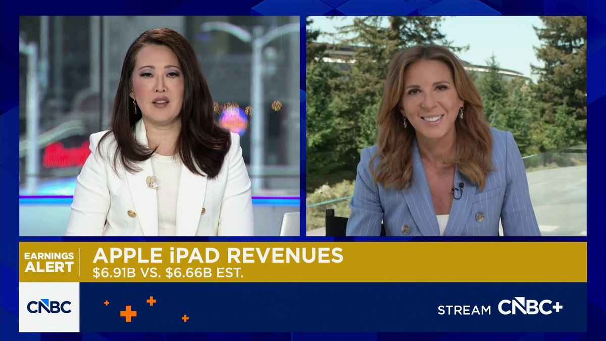 Apple CEO Tim Cook warns of extended memory crunch. 'We'll look at a range of options' 2 Apple blames iPhone miss on supply constraints