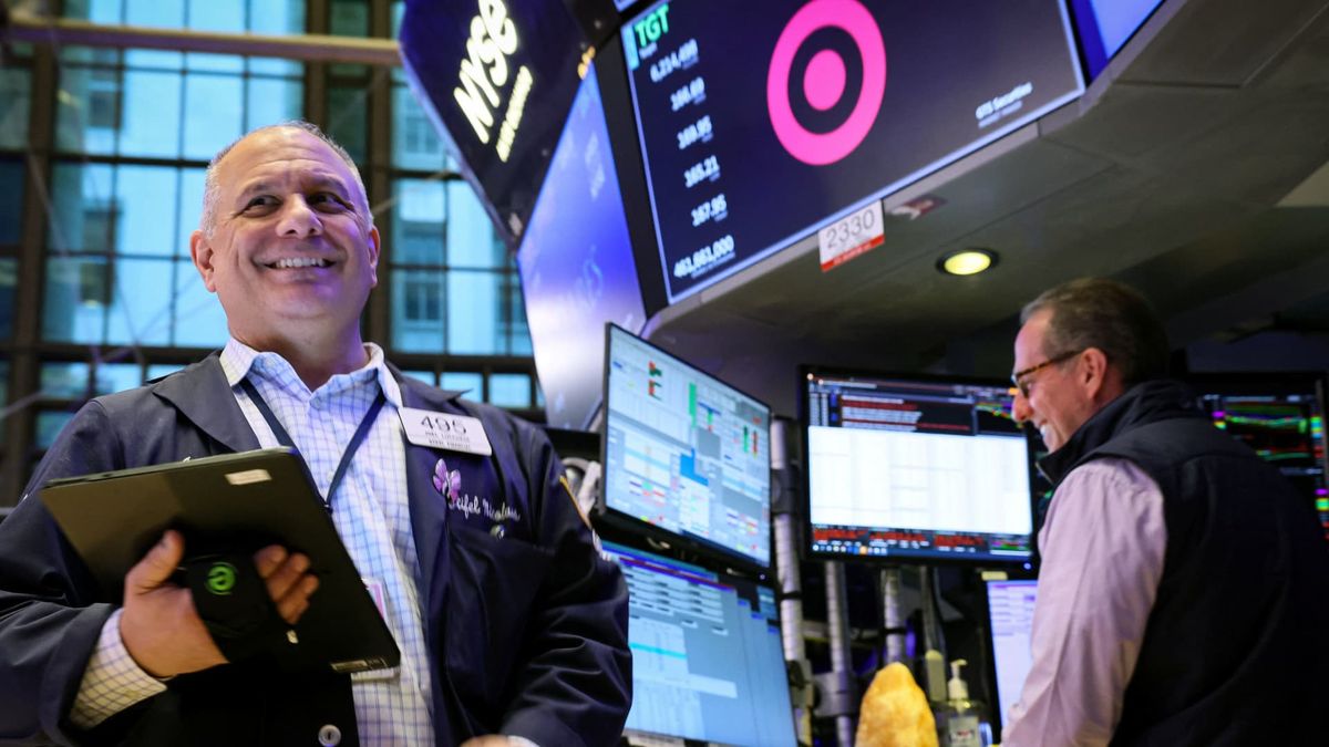 Shareholder payouts hit a record .7 trillion last year as bank profits surged