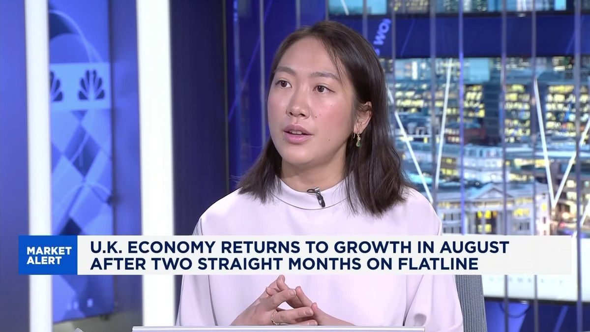 Chinese finance minister hints at increasing the deficit at highly anticipated briefing 1 China focusing more on boosting consumer demand would be a 'good sign': strategist