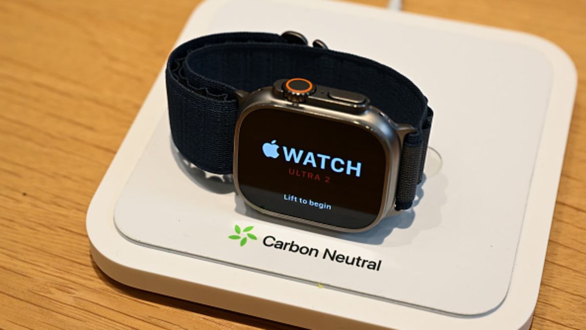 Apple makes surprise decision to pause some Watch sales before Christmas over patent dispute Apple makes surprise decision to pause some Watch sales before Christmas over patent dispute