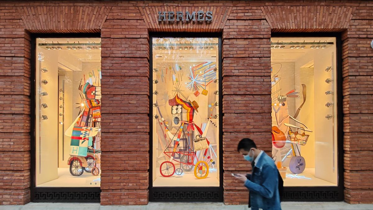 Wealthy Chinese keep on spending while others cut back, survey finds Wealthy Chinese keep on spending while others cut back, survey finds