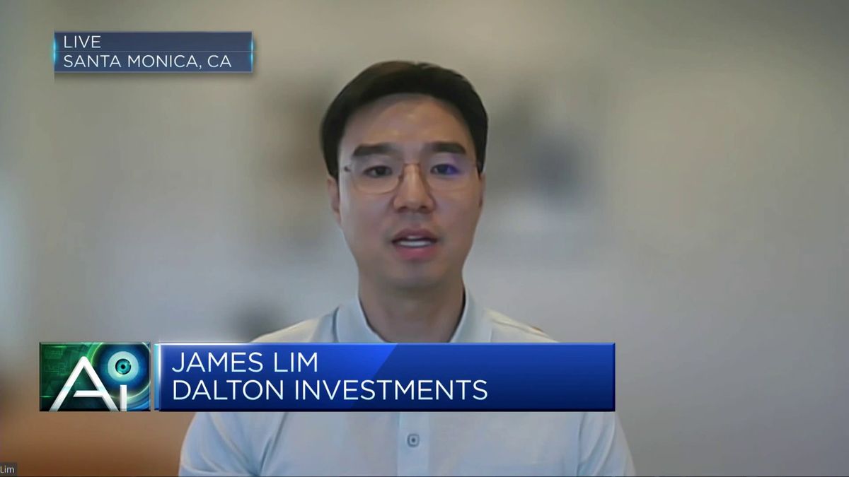 South Korea's Naver launches generative AI services to compete with ChatGPT 2 Analyst discusses Naver and SK Telecom and their development of AI services for enterprise customers