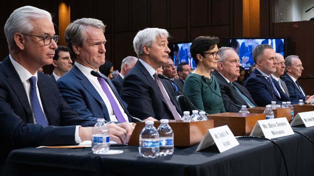 Trump’s credit card rate cap plan has unclear path, ‘devastating’ risks, bank insiders say