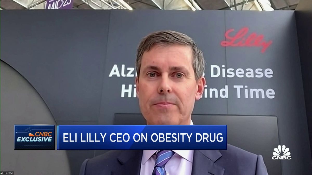 Eli Lilly expects FDA decision on Alzheimer's treatment donanemab by the end of the year 1 Eli Lilly CEO: Alzheimer's drug trial shows slowed disease progression by 40-60% in early patients