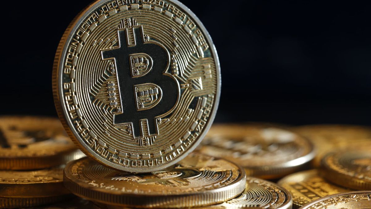 Bitcoin bounces above ,000, turns positive for 2024