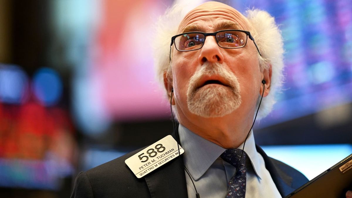 Dow drops more than 400 points on inflation and growth concerns, Meta drags S&P 500 lower: Live updates