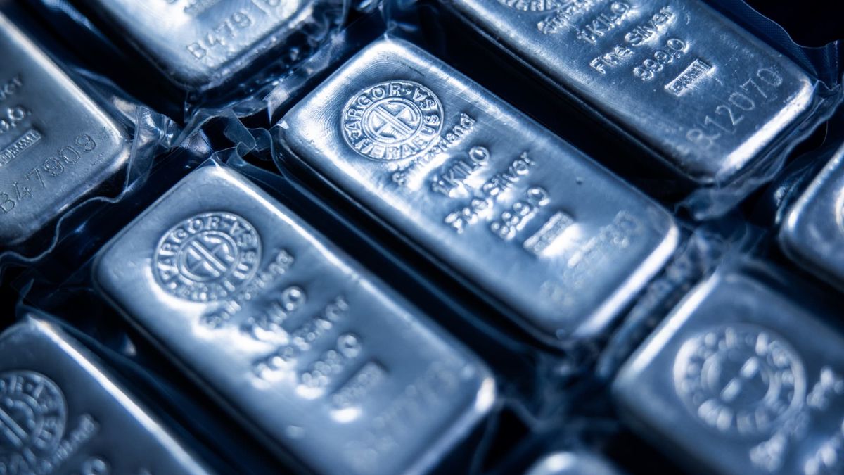 Silver tops for first time, then stages dramatic reversal overnight Silver tops for first time, then stages dramatic reversal overnight