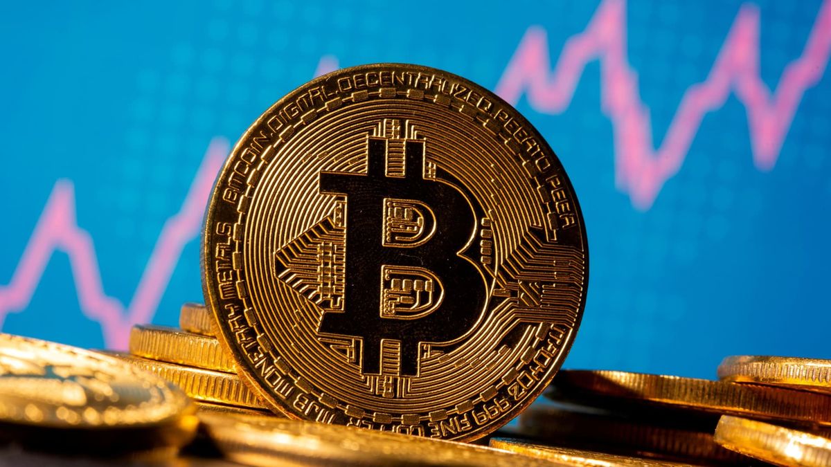 Cryptocurrencies cap a winning week, bitcoin tops ,000 on ETF optimism and flight to safety
