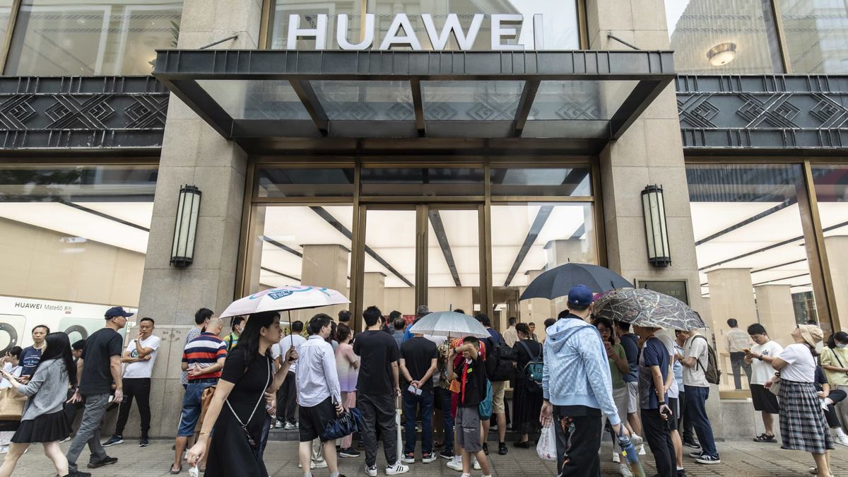 Huawei’s revenue barely rose in the third quarter, despite phone and car sales growth Huawei’s revenue barely rose in the third quarter, despite phone and car sales growth
