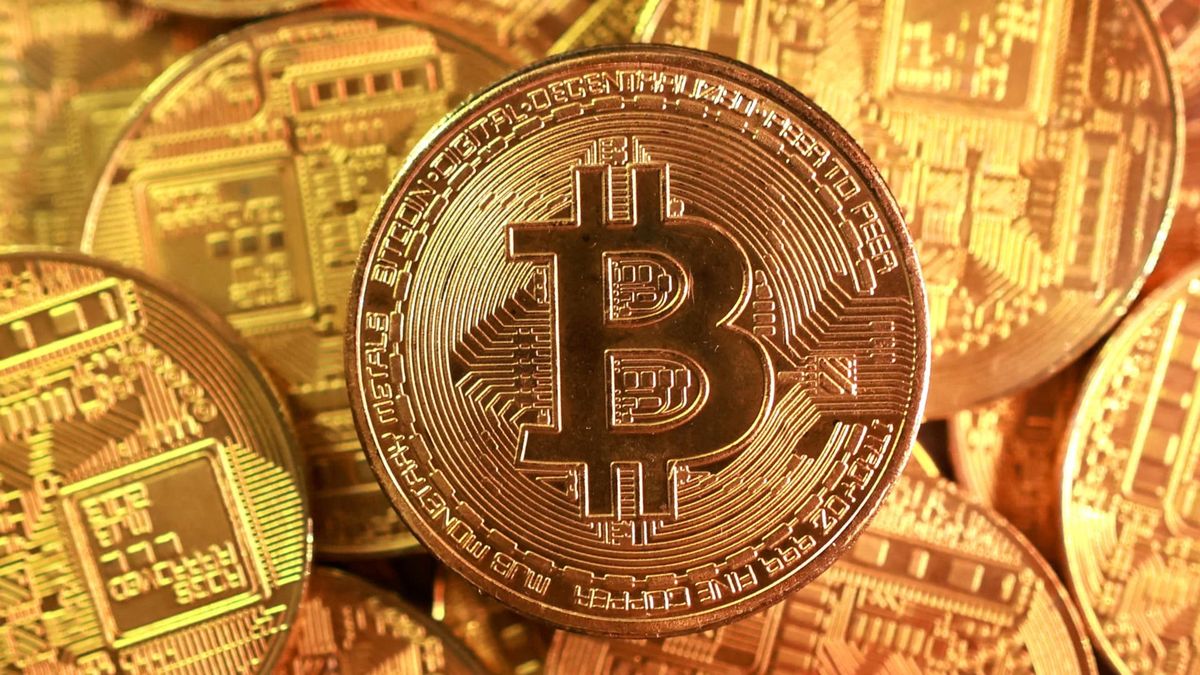 Bitcoin falls below ,000 as four-day rout picks up steam