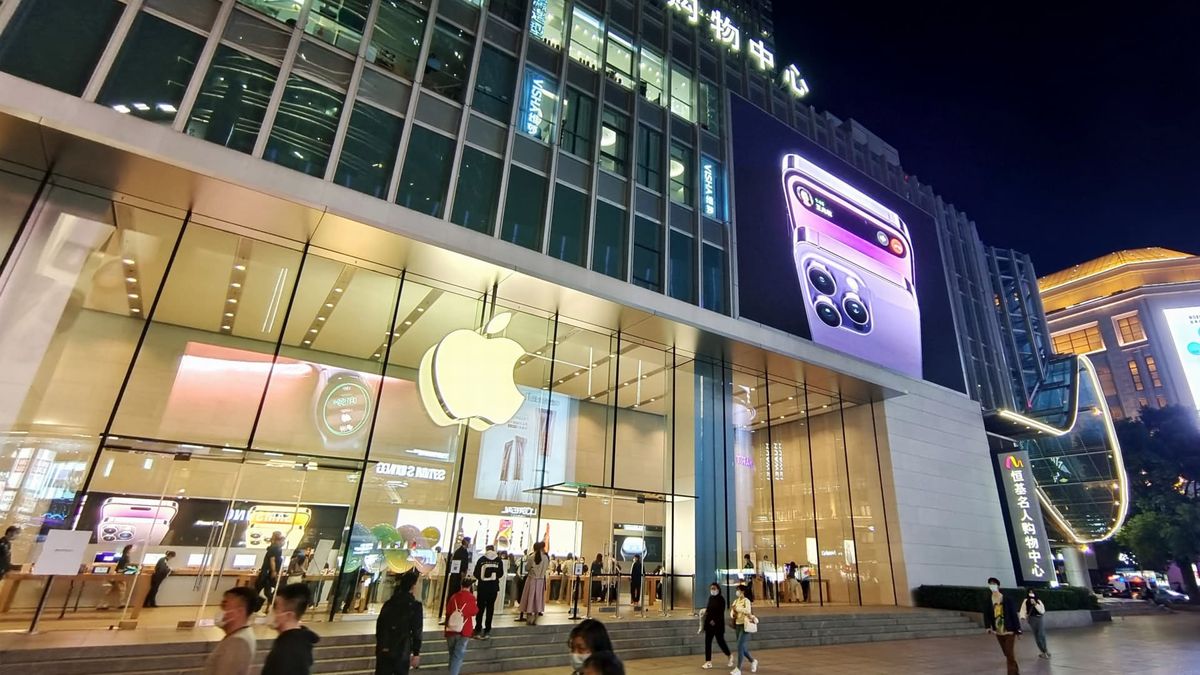 Chinese are forking out more money for smartphones despite wider slowdown — that’s good news for Apple