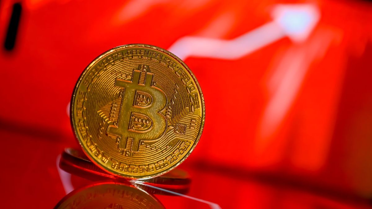 Bitcoin slides toward ,000 as ETFs end a positive streak Bitcoin slides toward ,000 as ETFs end a positive streak