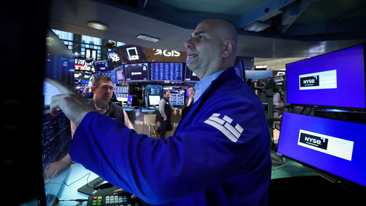 Volume in stock and oil futures surged minutes before Trump’s market-turning post Volume in stock and oil futures surged minutes before Trump’s market-turning post