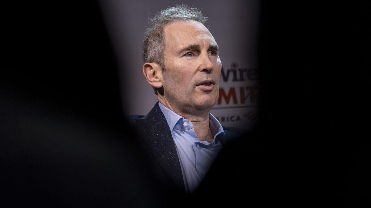 Amazon tells employees to return to office five days a week Amazon tells employees to return to office five days a week