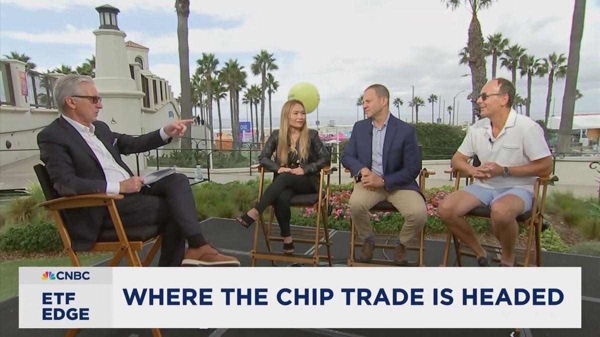 Why this top fund manager says the best investment this year is 'the hedge against political cycles' 1 Defending the year's two hottest trades: one loud, one quiet