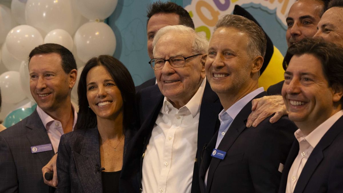 Warren Buffett’s Berkshire Hathaway scoops up more Sirius XM, boosting stake to 35% Warren Buffett’s Berkshire Hathaway scoops up more Sirius XM, boosting stake to 35%