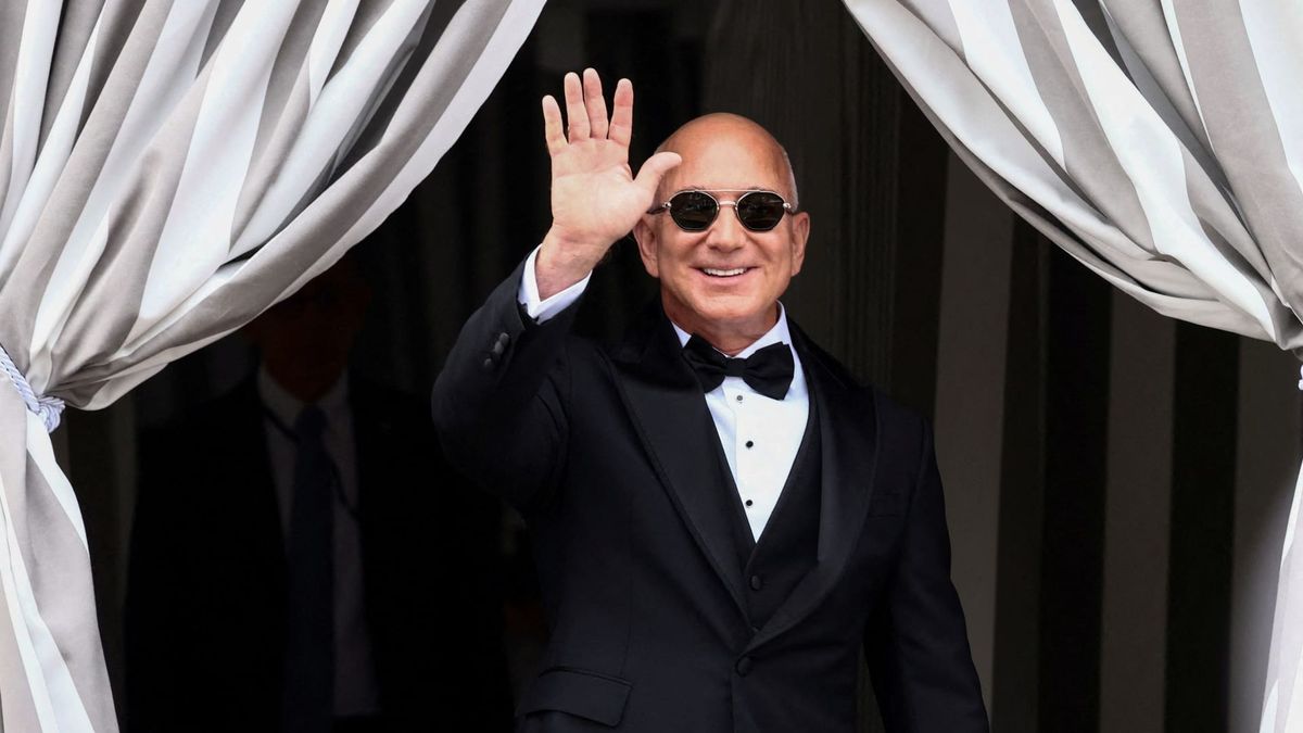 Jeff Bezos sells 7 million worth of Amazon shares