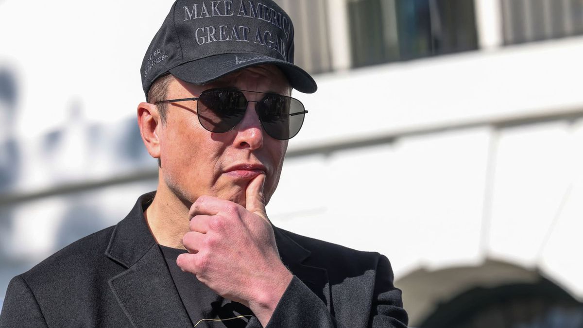Elon Musk tells Tesla employees ‘hang onto your stock,’ urges vandals to ‘stop being psycho’