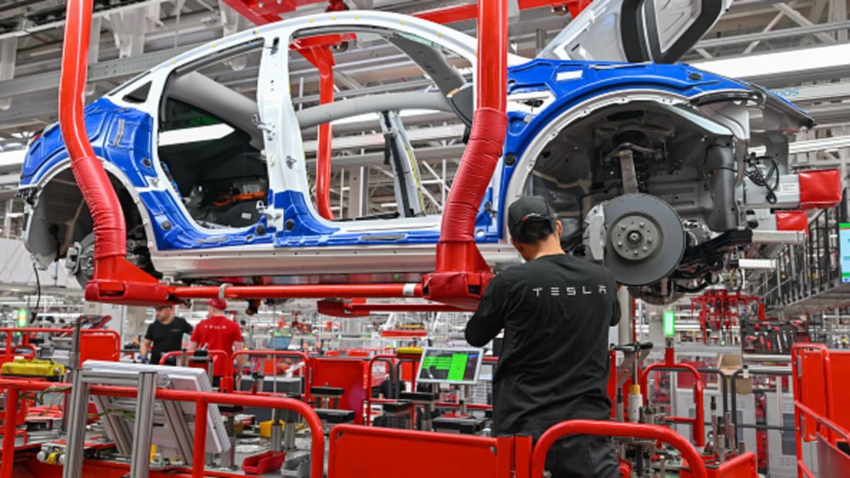 Tesla stock under pressure from Red Sea delays, rising labor costs, price cuts