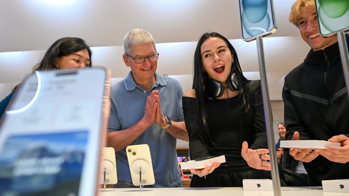 Apple’s market cap closes above  trillion