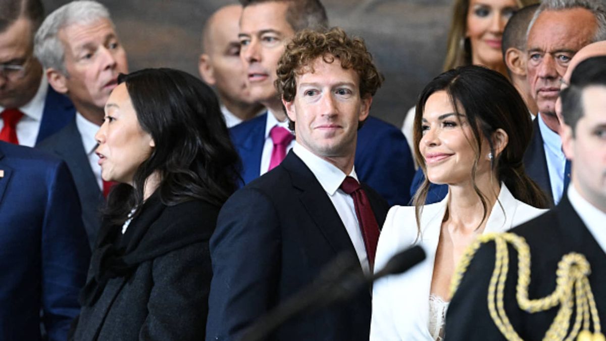 Zuckerberg’s political pivot targets Apple, puts Meta staffers on edge
