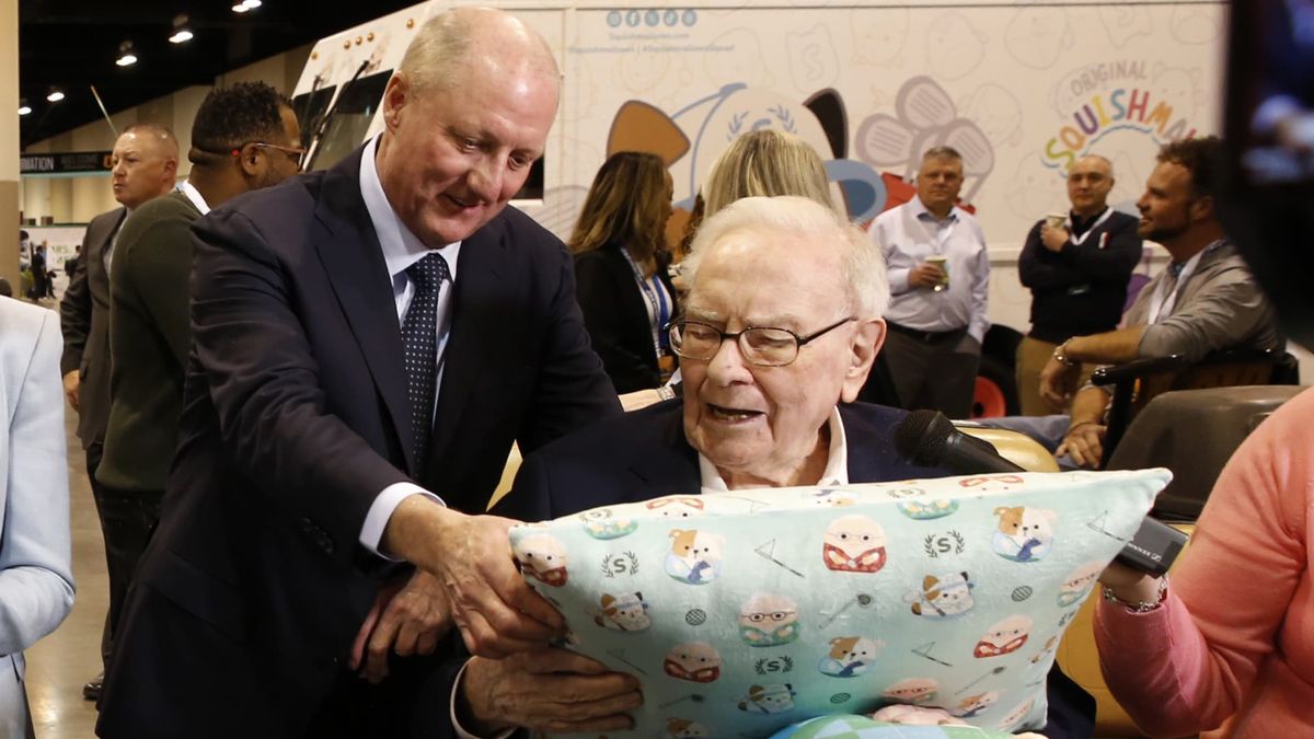 Berkshire Hathaway operating earnings fell nearly 30% in Warren Buffett’s final quarter as CEO Berkshire Hathaway operating earnings fell nearly 30% in Warren Buffett’s final quarter as CEO