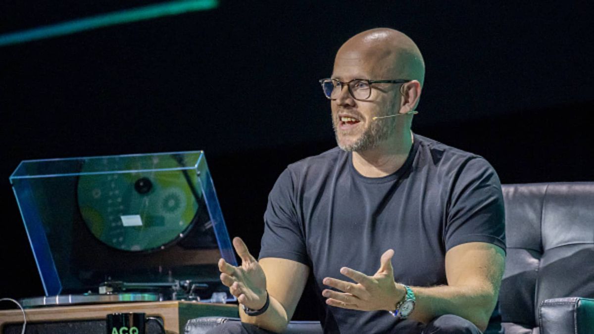 Apple clears Spotify update under new rules allowing purchases within apps