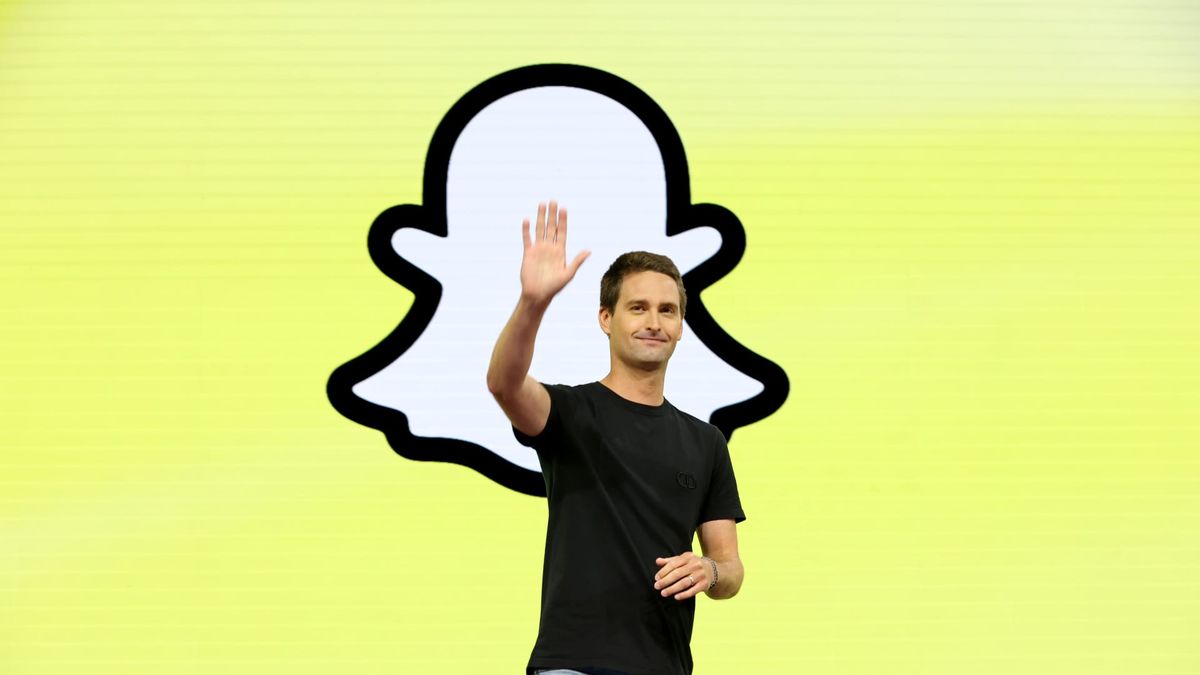 Snap sinks 14% after withholding guidance, citing ad concerns