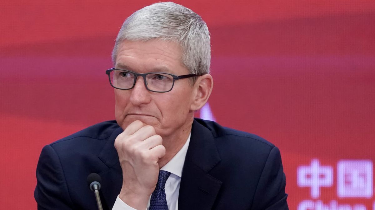 Apple shares fall 4% after Barclays downgrade Apple shares fall 4% after Barclays downgrade